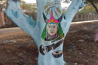 painting-is-being-on-trees-of-tradition-and-culture-of-chhattisgarh-in-kumhari-of-durg