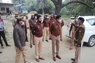 मौके पर पहुंचे पुलिस के आलाधिकारी.