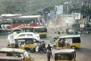 ANDHRA PRADESH  PRIVATE BUS COLLOIDES CAR ANDHRA PRADESH  ആന്ധ്രാപ്രദേശിൽ കാറും സ്വകാര്യ ബസും കൂട്ടിയിടിച്ച് രണ്ട് പേർക്ക് ഗുരുതര പരിക്ക്  വിജയനഗരം കലക്‌ടറേറ്റ് ജങ്ഷൻ  വാഹനാപകടം  ഗുരുതര പരിക്ക്  ആർ.‌ഡബ്ല്യു.എസ് ഡെപ്യൂട്ടി എക്‌സിക്യൂട്ടീവ് എഞ്ചിനിയർ