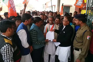 former mla janaki prasad yadav submitted memorandum to drm in hazaribag