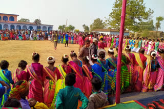 नृत्य करते आदिवासी समुदाय के लोग