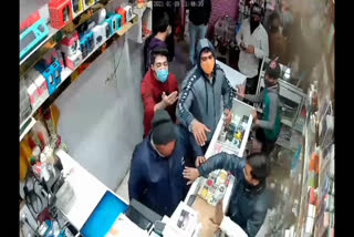 A fight between a shopkeeper and a youth in Delhi,  Video viral