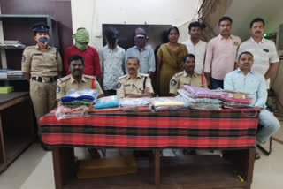 Defendants arrested while selling stolen saris