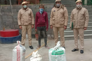 Delhi police arrested illegal liquor smuggler in ambedkar nagar