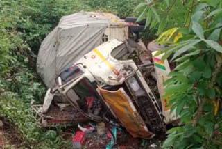 lorry carrying coconuts overturned at Ettumanoor  Tamilnadu driver died in accident at Ettumanoor  ലോറി മറിഞ്ഞ് തമിഴ്നാട് സ്വേദേശിയായ ഡ്രൈവർ മരിച്ചു  തേങ്ങ കയറ്റി വന്ന ലോറി കുഴിയിലേക്ക് മറിഞ്ഞു