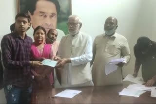 MP Nakul Nath gave financial assistance for the fees of 60 students