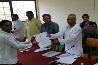 veeranna-charantimath-issued-a-placement-certificate-to-flood-victims