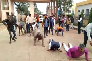 Farmers reach collectorate lying on the ground in Ashoknagar