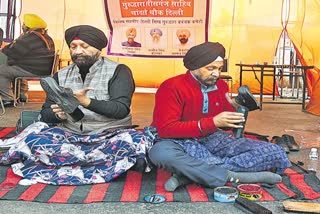 sisganj gurudwara social activists support with clean shoes to protesting farmers