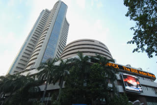 Sensex slips over 100 pts in early trade; Nifty tests 14,450