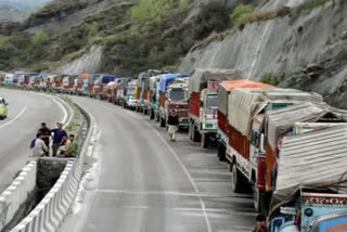 Traffic suspended on Kashmir highway  ജമ്മു ശ്രീനഗര്‍ ദേശീയപാതയിലെ ഗതാഗതം നിര്‍ത്തിവെച്ചു  ജമ്മു ശ്രീനഗര്‍ ദേശീയപാത  ശ്രീനഗര്‍  Jammu-Srinagar national highway  Srinagar