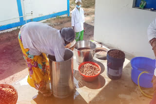 women-becoming-self-reliant-with-mahua-and-tamarind-products