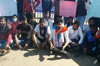 Nsui polish the boot on university gate, जयपुर में एनएसयूआई का प्रदर्शन