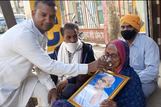 90 year old woman break strike after assurance of Tehsildar in Pandhurna of Chhindwara