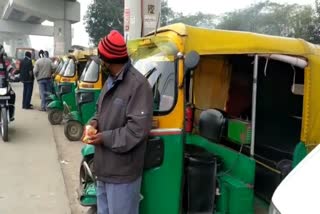 auto rickshaw drivers facing problems delhi cold  e rickshaw drivers facing problems delhi cold  auto rickshaw drivers facing problems  delhi cold  delhi weather update