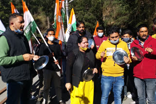 Youth Congress protests outside hp Chief Minister's residence