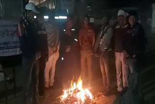 people-defending-from-cold-by-burning-bonfire-in-faridabad