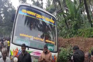 Electric line hits the bus, Five died due to electrocution