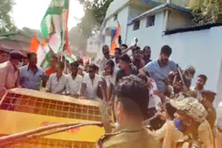 youth-congress-encircles-mp-mohan-mandavis-residence-in-kanker