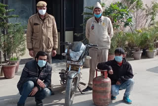 Two miscreants arrested with stolen bike and cylinder in Delhi