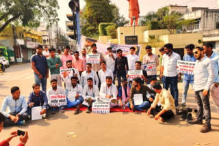NSUI protested against Modi government by polishing shoes in raipur