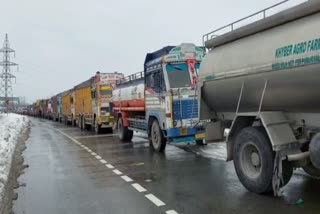 stranded drivers in trouble on jammu srinagar national highway