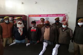 पुलिस की गिरफ्त में आरोपी.