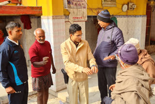 मंदिर में तफ्तीश करती पुलिस