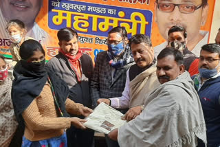 Councilor distributed shawl in honor to needy women in East delhi