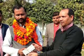 Congress MLA felicitates man who threw ink on AAP legislator