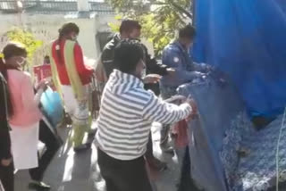 tightens screws on the holder of a street vendor led by a sanitary inspector
