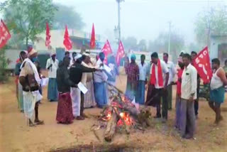 cpm protests by burning copies of agricultural laws