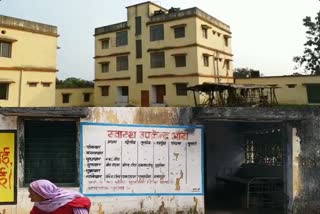 hospital-is-running-in-the-shabby-building-in-giridih