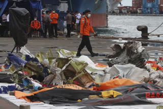 Indonesian searchers hunt for crashed plane's voice recorder