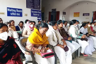 health-workers-being-given-vaccination-training-in-pakur