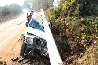 bolero-vehicle-hit-electric-pole-at-gunjapadugu-in-peddapalli-district