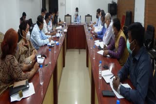 collector-took-meeting-of-poultry-farm-operators-on-possibility-of-bird-flu-in-raipur