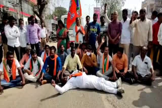 Protest in front of police station against arrest of district BJP president