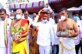 minister-etela-rajender-participated-in-godha-kalyanam-at-ellandakunta-in-karimnagar
