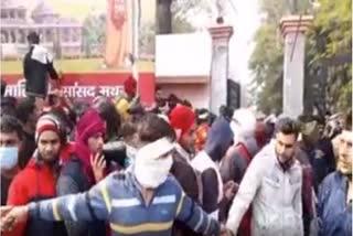 कलेक्ट्रेट पर प्रदर्शन करते अभ्यर्थी.