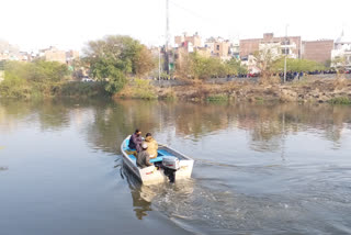 A young couple jumped together in Kondli Canal