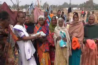 rajkumari-kinnar-distributed-cloth-among-poor-in-bokaro