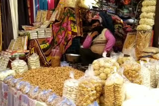 Number of customers reduced due to Corona infection in Sant Nagar market adorned on Lohri festival