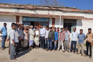 Hundreds of farmers reached SDM office