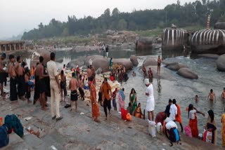 Devotees took bath in the Hampi Tungabhadra River