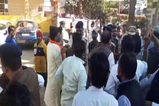 bjp-protests-in-bhatapara-municipality-after-sweeper-suicide