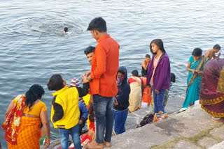 On the day of Makar Sankranti devotees took a holy dip in raipur