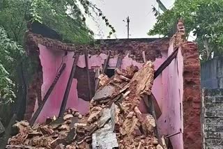 2 home damaged in palayamkottai