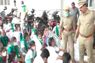 Farmers protest by besieging the District Collector's Office!