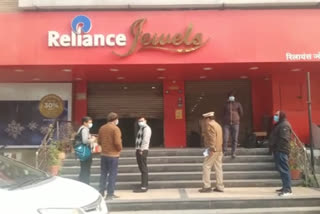 Looted in reliance jewelry showroom in Pitampura of Delhi